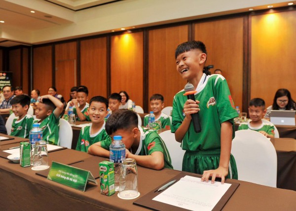 Các em nhỏ hào hứng, sẵn sàng cho giải bóng đá nhi đồng U.11 toàn quốc