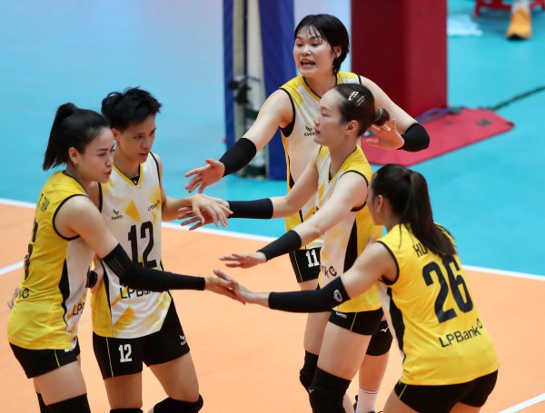 Các tay đập 'khủng long" đưa CLB Giang Tô vào chung kết Cúp bóng chuyền VTV9-Bình Điền Các tay đập 'khủng long" đưa CLB Giang Tô vào chung kết Cúp bóng chuyền VTV9-Bình Điền