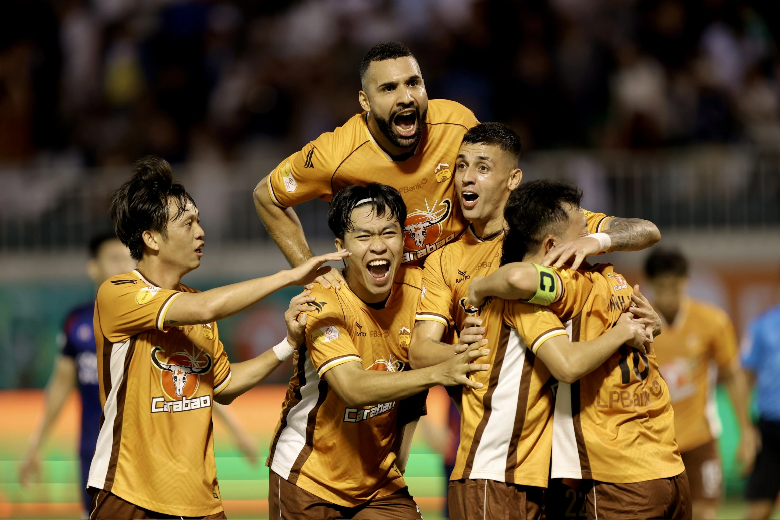 Cạm bẫy chờ HAGL ở sân Hàng Đẫy: Ông Vũ Tiến Thành có đủ 'cao tay'? Cạm bẫy chờ HAGL ở sân Hàng Đẫy: Ông Vũ Tiến Thành có đủ 'cao tay'?