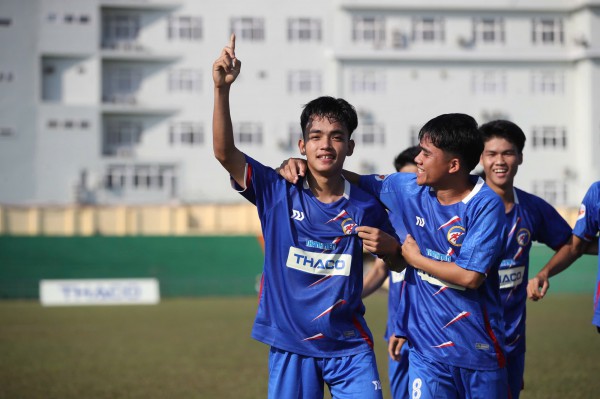 Cảm xúc chiến thắng vỡ òa trên sân Quân khu 5: Tình mẫu tử lay động sân cỏ Cảm xúc chiến thắng vỡ òa trên sân Quân khu 5: Tình mẫu tử lay động sân cỏ