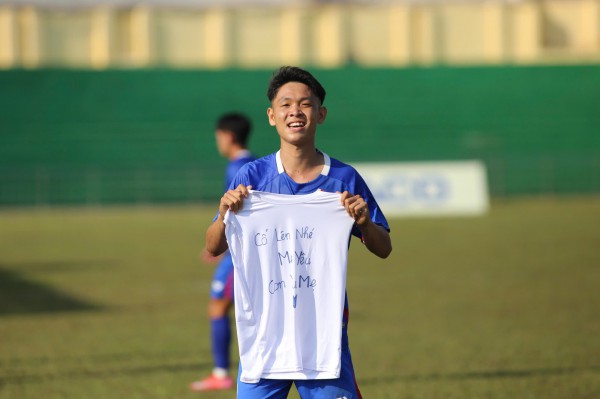 Cảm xúc chiến thắng vỡ òa trên sân Quân khu 5: Tình mẫu tử lay động sân cỏ Cảm xúc chiến thắng vỡ òa trên sân Quân khu 5: Tình mẫu tử lay động sân cỏ