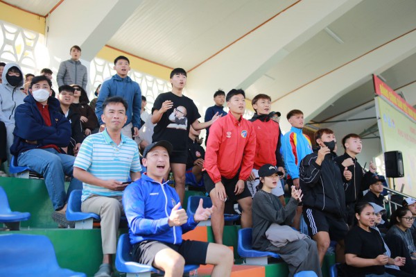 Cảm xúc chiến thắng vỡ òa trên sân Quân khu 5: Tình mẫu tử lay động sân cỏ Cảm xúc chiến thắng vỡ òa trên sân Quân khu 5: Tình mẫu tử lay động sân cỏ