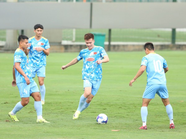 'Cánh chim lạ' ở đội tuyển Việt Nam: Thay Tiến Linh sút tung lưới Malaysia, Bangladesh?