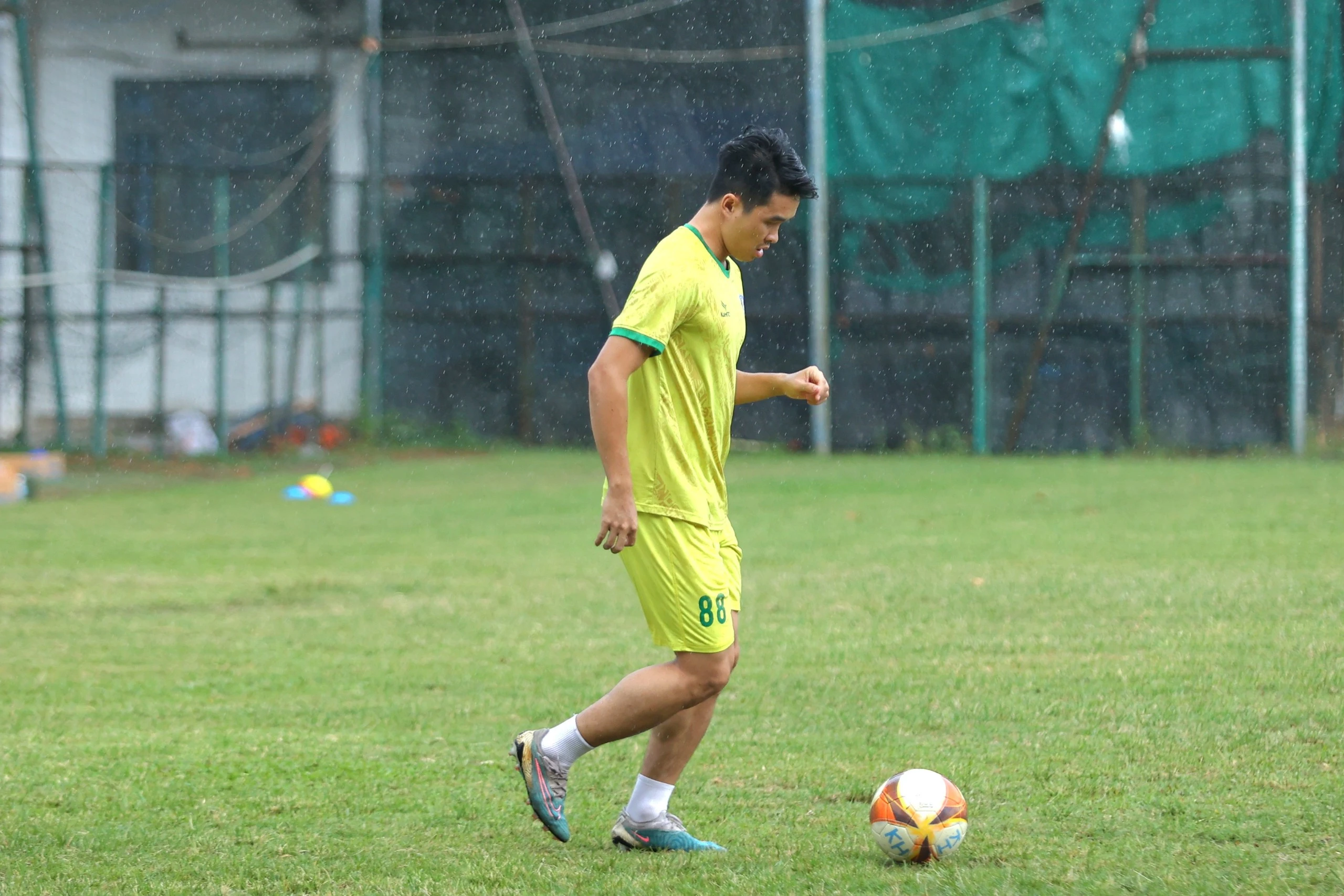 Cầu thủ Khánh Hòa đình công vì bị nợ 3 tháng lương, nguy cơ bỏ V-League ngay tuần này