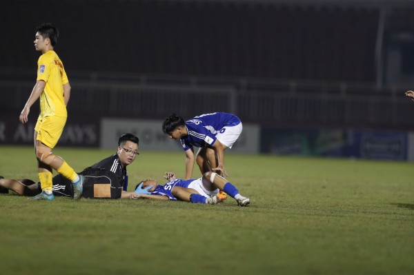 Cầu thủ Singapore bất tỉnh trong trận gặp CLB nữ TP.HCM: Đã tỉnh táo, không nguy hiểm tính mạng Cầu thủ Singapore bất tỉnh trong trận gặp CLB nữ TP.HCM: Đã tỉnh táo, không nguy hiểm tính mạng