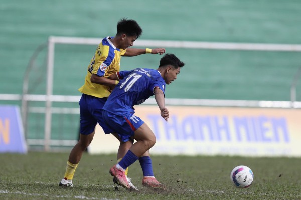 Cầu thủ nói lời xúc động tới người mẹ kính yêu, nhận quà trên sân Quân khu 5