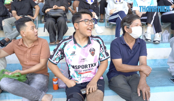 Chàng trai đi nạng đến sân, cổ vũ giải bóng đá sinh viên Việt Nam Chàng trai đi nạng đến sân, cổ vũ giải bóng đá sinh viên Việt Nam