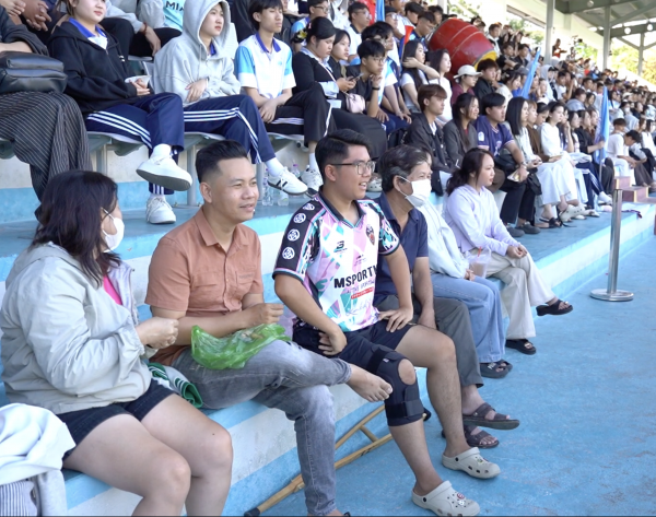 Chàng trai đi nạng đến sân, cổ vũ giải bóng đá sinh viên Việt Nam Chàng trai đi nạng đến sân, cổ vũ giải bóng đá sinh viên Việt Nam