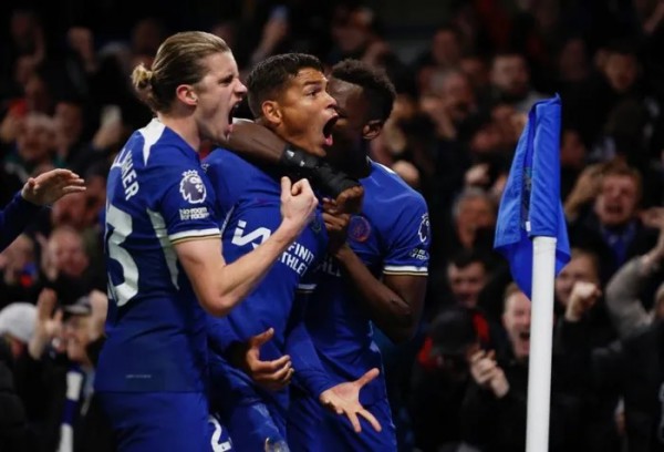 Chelsea và Man City chia điểm sau màn rượt đuổi tỷ số kịch tính