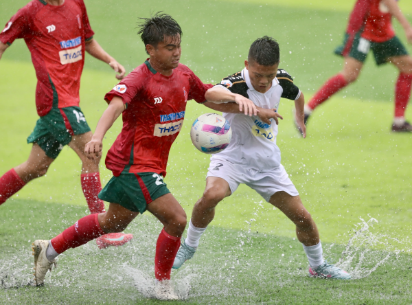 Chỉ còn một tay lành lặn, vẫn kiêu hãnh nâng cúp cùng Trường ĐH Thủy lợi Chỉ còn một tay lành lặn, vẫn kiêu hãnh nâng cúp cùng Trường ĐH Thủy lợi