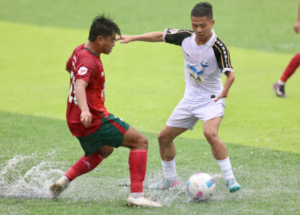 Chỉ còn một tay lành lặn, vẫn kiêu hãnh nâng cúp cùng Trường ĐH Thủy lợi Chỉ còn một tay lành lặn, vẫn kiêu hãnh nâng cúp cùng Trường ĐH Thủy lợi