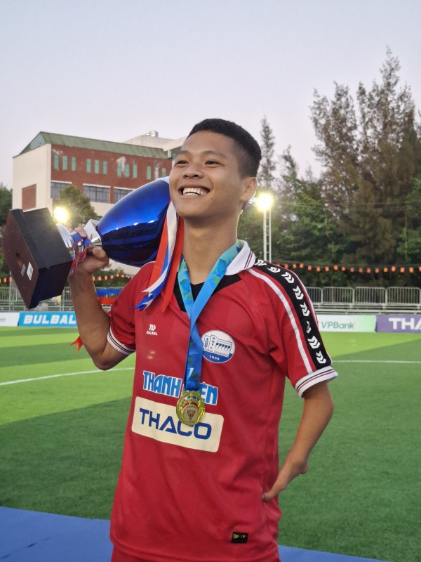 Chỉ còn một tay lành lặn, vẫn kiêu hãnh nâng cúp cùng Trường ĐH Thủy lợi Chỉ còn một tay lành lặn, vẫn kiêu hãnh nâng cúp cùng Trường ĐH Thủy lợi