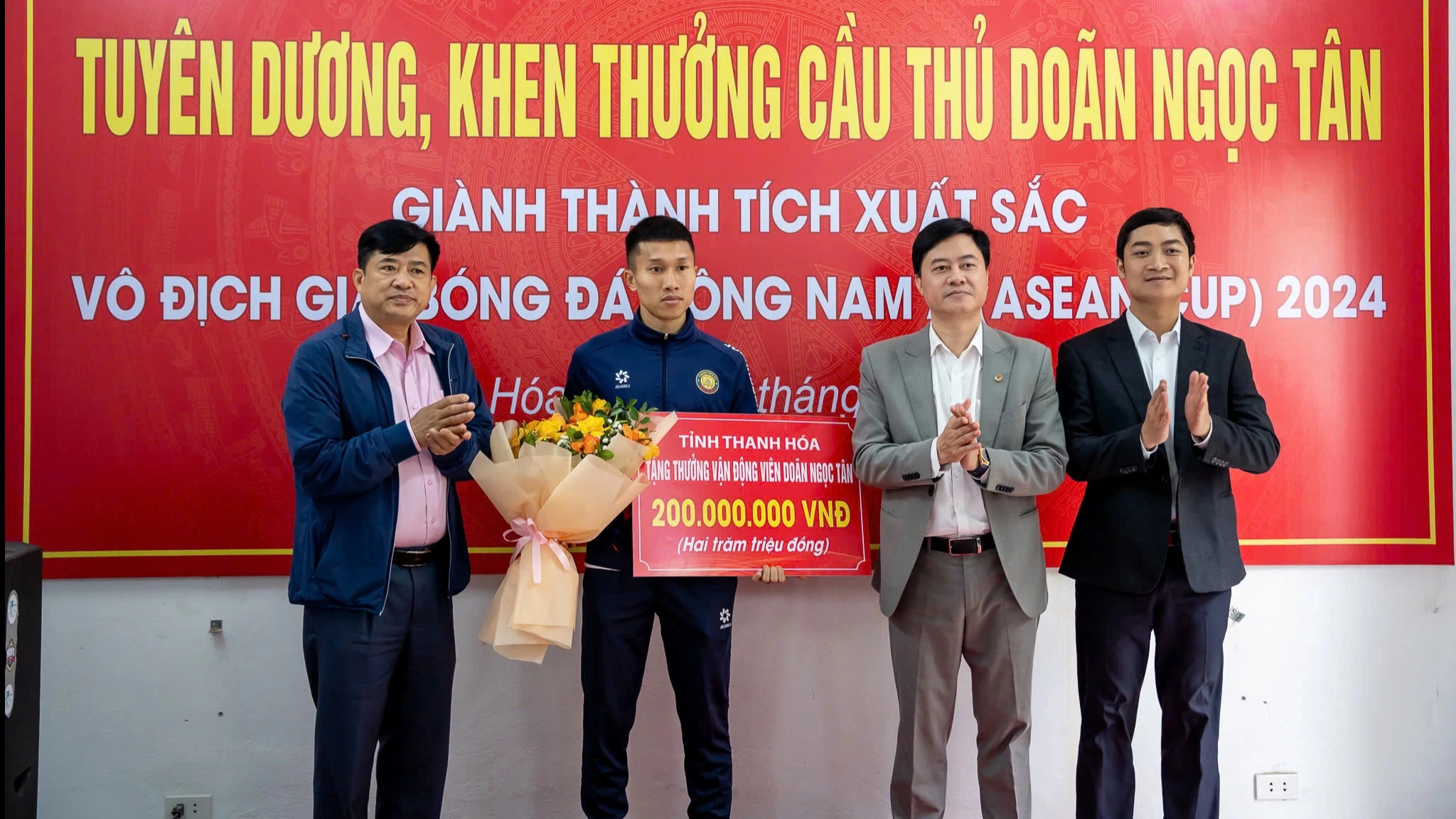 'Chiến binh' Doãn Ngọc Tân được Thanh Hóa thưởng 300 triệu đồng