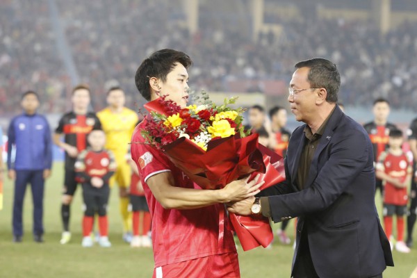 Chủ tịch VFF trao Cúp vua phá lưới châu Á cho Đình Bắc tại Hàng Đẫy: Thành quả để đời Chủ tịch VFF trao Cúp vua phá lưới châu Á cho Đình Bắc tại Hàng Đẫy: Thành quả để đời