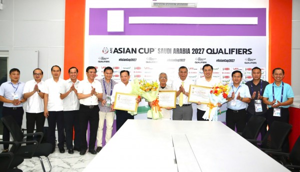 Chủ tịch VFF trao kỷ niệm chương cho cá nhân có nhiều đóng góp quý báu Chủ tịch VFF trao kỷ niệm chương cho cá nhân có nhiều đóng góp quý báu