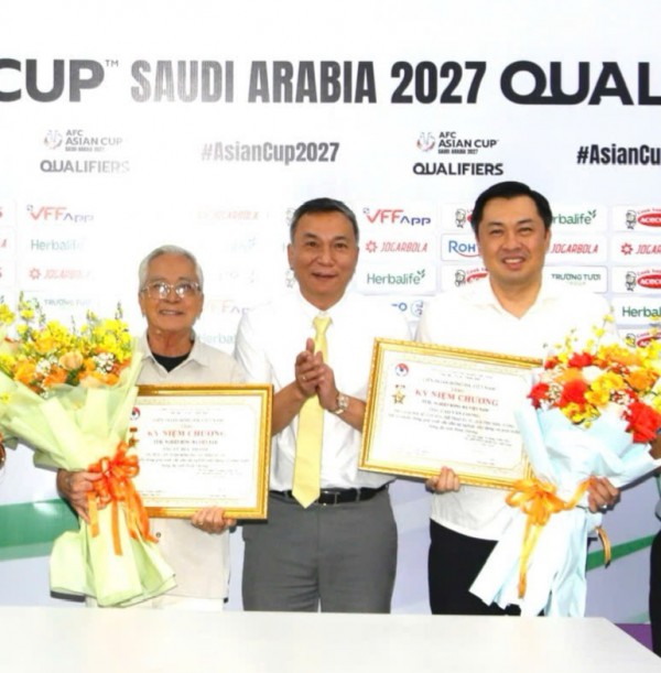 Chủ tịch VFF trao kỷ niệm chương cho cá nhân có nhiều đóng góp quý báu Chủ tịch VFF trao kỷ niệm chương cho cá nhân có nhiều đóng góp quý báu