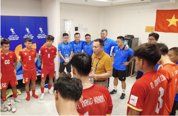 Chủ tịch VFF và HLV Roland nói cực thấm sau trận thua Hàn: ‘Không việc gì phải khóc, U.17 Việt Nam sẽ…’