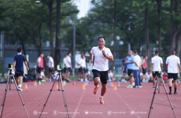 Chủ tịch VPF đau xót trước sự ra đi đột ngột của trọng tài Trần Đình Thịnh Chủ tịch VPF đau xót trước sự ra đi đột ngột của trọng tài Trần Đình Thịnh