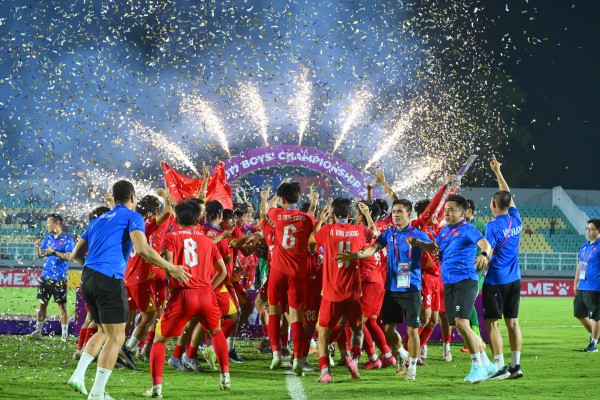 Chùm ảnh U.17 Việt Nam ăn mừng 'tẹt ga' cùng cúp vô địch Đông Nam Á 2026