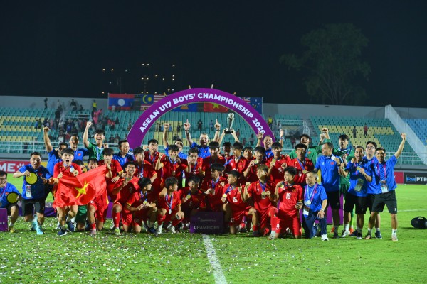 Chùm ảnh U.17 Việt Nam ăn mừng 'tẹt ga' cùng cúp vô địch Đông Nam Á 2026
