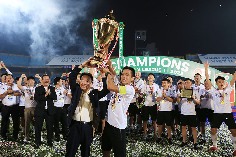 Chùm ảnh trao Cúp VĐ Night Wolf V.League 1-2022 cho CLB Hà Nội