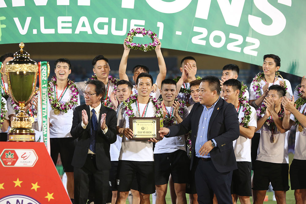 Chùm ảnh trao Cúp VĐ Night Wolf V.League 1-2022 cho CLB Hà Nội