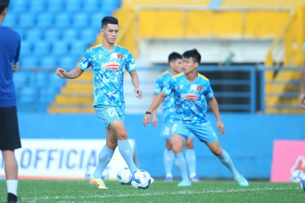 Cờ đến tay Tiến Linh Cờ đến tay Tiến Linh