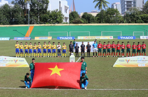 Cô gái vượt ngàn cây số để chụp ảnh cho đội bóng đến từ Cố đô Huế Cô gái vượt ngàn cây số để chụp ảnh cho đội bóng đến từ Cố đô Huế