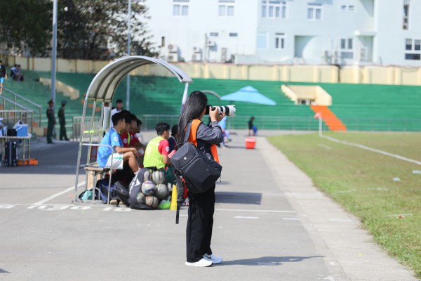 Cô gái vượt ngàn cây số để chụp ảnh cho đội bóng đến từ Cố đô Huế Cô gái vượt ngàn cây số để chụp ảnh cho đội bóng đến từ Cố đô Huế