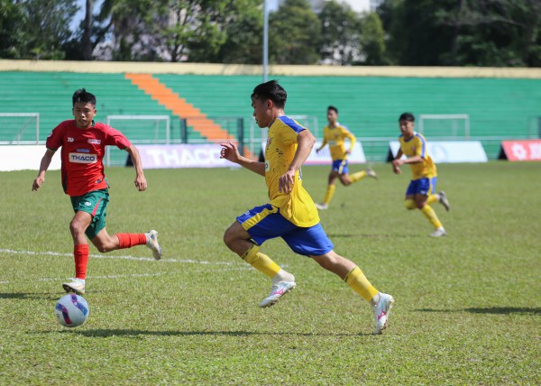 Cô gái vượt ngàn cây số để chụp ảnh cho đội bóng đến từ Cố đô Huế Cô gái vượt ngàn cây số để chụp ảnh cho đội bóng đến từ Cố đô Huế
