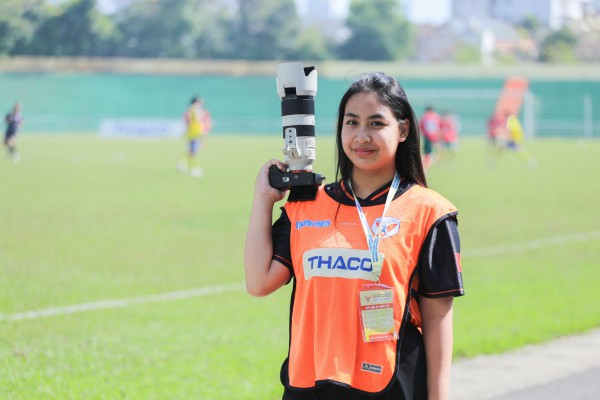 Cô gái vượt ngàn cây số để chụp ảnh cho đội bóng đến từ Cố đô Huế Cô gái vượt ngàn cây số để chụp ảnh cho đội bóng đến từ Cố đô Huế