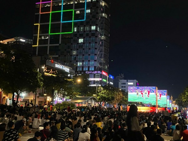 Cổ vũ U.23 Việt Nam trên 6 màn hình LED khổng lồ tại phố đi bộ Nguyễn Huệ Cổ vũ U.23 Việt Nam trên 6 màn hình LED khổng lồ tại phố đi bộ Nguyễn Huệ