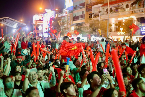 Cổ vũ U.23 Việt Nam trên 6 màn hình LED khổng lồ tại phố đi bộ Nguyễn Huệ Cổ vũ U.23 Việt Nam trên 6 màn hình LED khổng lồ tại phố đi bộ Nguyễn Huệ