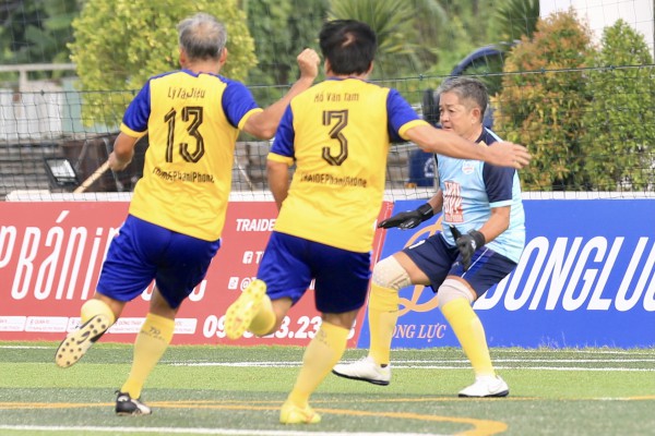 Công Nhậm lập hat-trick, Minh 'nhí' ghi cú đúp tạo kịch tính tại Trường ĐH Đồng Tháp