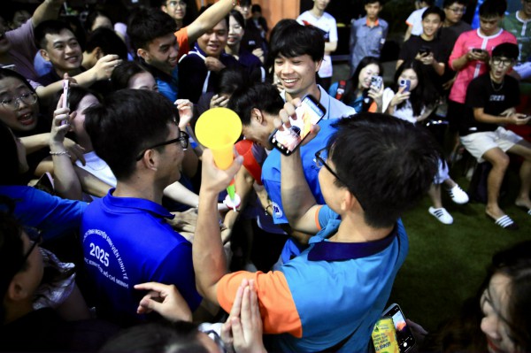 Công Phượng, Xuân Trường và Minh Vương lan tỏa cảm xúc mạnh mẽ ở giải sinh viên UEH Công Phượng, Xuân Trường và Minh Vương lan tỏa cảm xúc mạnh mẽ ở giải sinh viên UEH