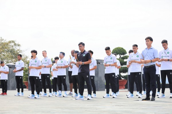 Công Phượng cùng đồng đội tri ân các anh hùng liệt sĩ trước mùa giải mới