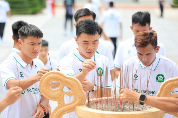 Công Phượng cùng đồng đội tri ân các anh hùng liệt sĩ trước mùa giải mới