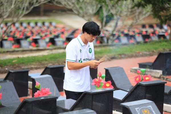 Công Phượng cùng đồng đội tri ân các anh hùng liệt sĩ trước mùa giải mới