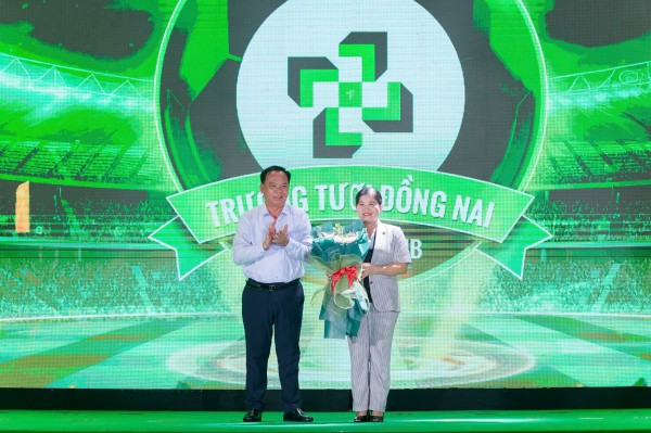 Công Phượng cùng đồng đội tri ân các anh hùng liệt sĩ trước mùa giải mới