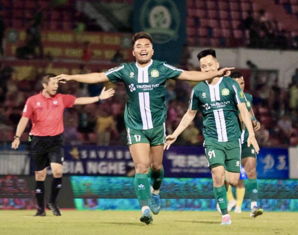 Công Phượng không được đăng ký, Trường Tươi Bình Phước vẫn thắng tưng bừng: Vô địch lượt đi Công Phượng không được đăng ký, Trường Tươi Bình Phước vẫn thắng tưng bừng: Vô địch lượt đi