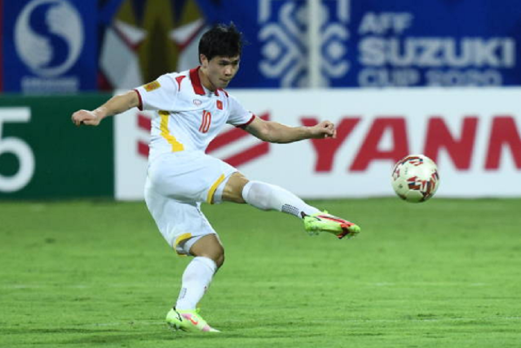 Công Phượng ngỡ ngàng khi ngôi sao Lào muốn đổi áo sau trận thua tuyển Việt Nam