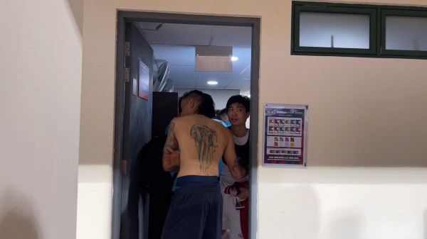 Công Phượng ngỡ ngàng khi ngôi sao Lào muốn đổi áo sau trận thua tuyển Việt Nam