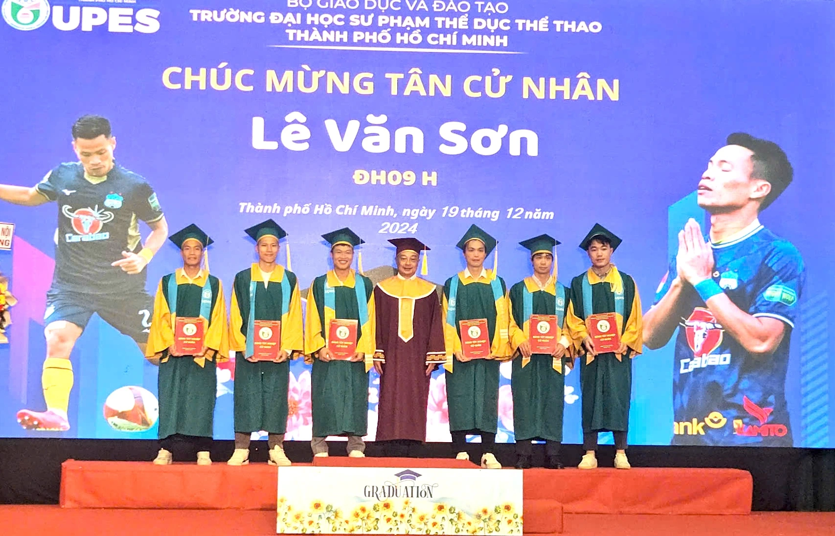 Công Phượng nói lời xúc động, cùng Xuân Trường và Tuấn Anh nhận bằng cử nhân loại giỏi