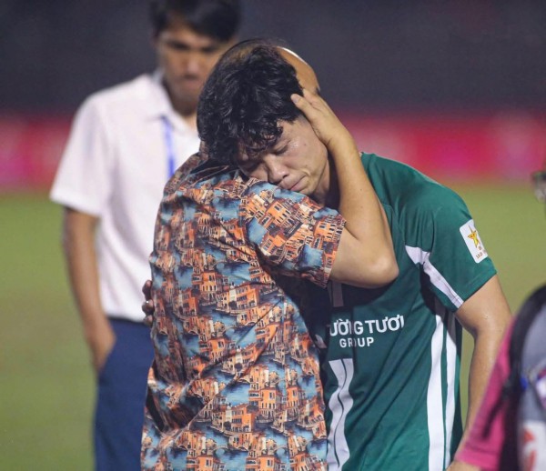 Công Phượng trải lòng đầy cảm xúc: ‘Chính từ thất bại này, tôi sẽ đứng dậy mạnh mẽ hơn’ Công Phượng trải lòng đầy cảm xúc: ‘Chính từ thất bại này, tôi sẽ đứng dậy mạnh mẽ hơn’