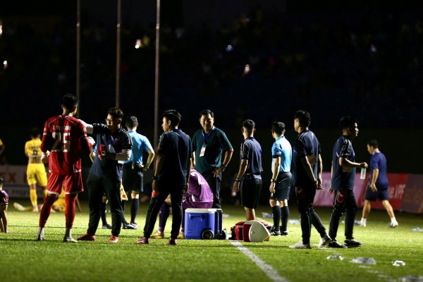 Cuộc đua trụ hạng nghẹt thở vòng 26 V-League: Xót xa những cựu vương sa cơ!