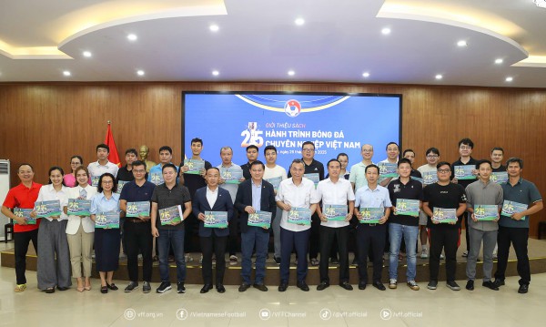 Cuốn sách đặc biệt ghi lại khoảnh khắc HAGL và Kiatisak thống trị V-League Cuốn sách đặc biệt ghi lại khoảnh khắc HAGL và Kiatisak thống trị V-League