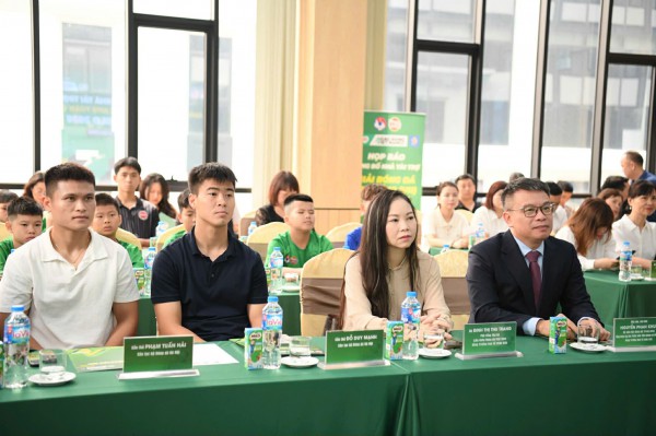 Duy Mạnh, Tuấn Hải truyền lửa cho cầu thủ nhí ở giải U.11 toàn quốc Cúp Nestlé MILO 2026 Duy Mạnh, Tuấn Hải truyền lửa cho cầu thủ nhí ở giải U.11 toàn quốc Cúp Nestlé MILO 2026