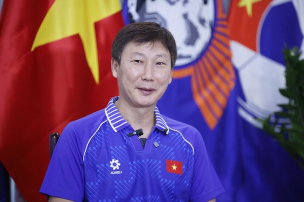 FIFA bất ngờ cho HLV Kim Sang-sik 'lên sóng': Mê ma thuật thầy Hàn