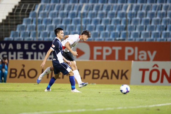 'Gà son' trẻ Văn Bình tỏa sáng đúng lúc cho CLB Công an TP.HCM 'Gà son' trẻ Văn Bình tỏa sáng đúng lúc cho CLB Công an TP.HCM