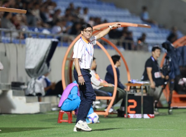 'Gà son' trẻ Văn Bình tỏa sáng đúng lúc cho CLB Công an TP.HCM 'Gà son' trẻ Văn Bình tỏa sáng đúng lúc cho CLB Công an TP.HCM